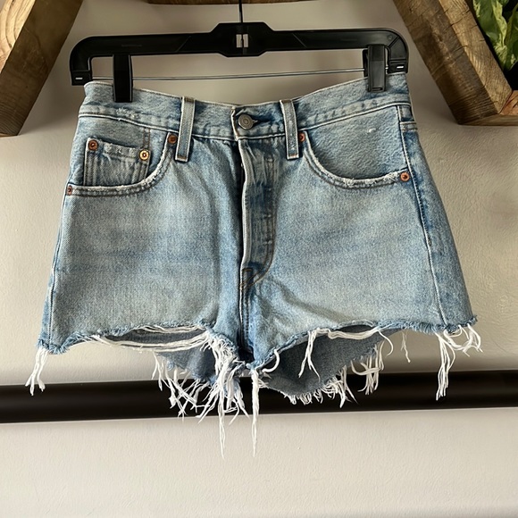 Levi’s 501 Jean Short - Picture 4 of 11